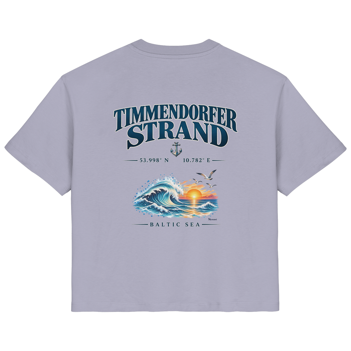Original-Mockup 8: Damen Bio-T-Shirt in Lavender mit Timmendorfer Strand – Baltic Sea Backprint.