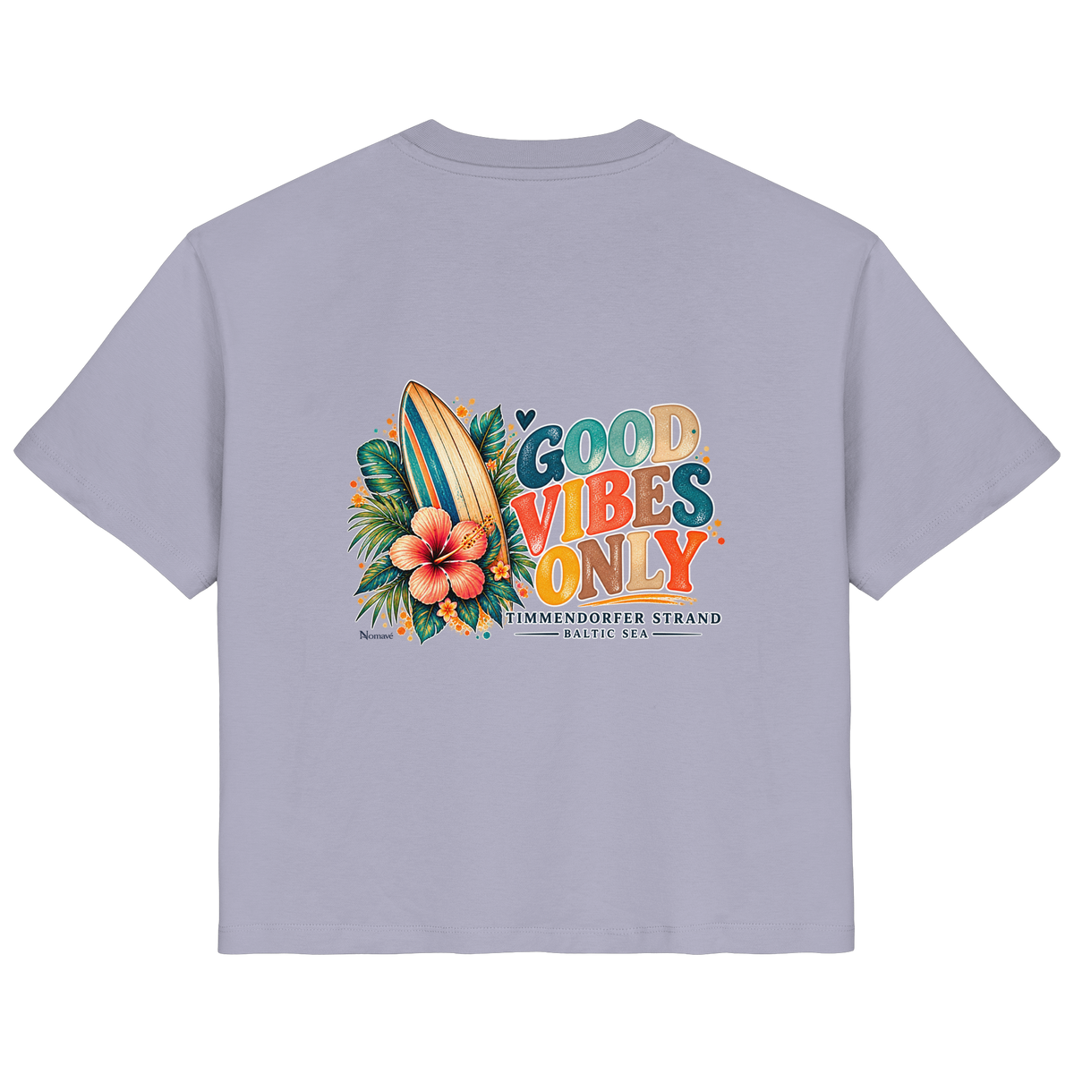 Original-Rückansicht 7: Damen Bio-T-Shirt in Lavender mit Timmendorfer-Surf-Vibes-Rückenprint, Surfboard, Hibiskusblüten und Baltic-Sea-Schriftzug.