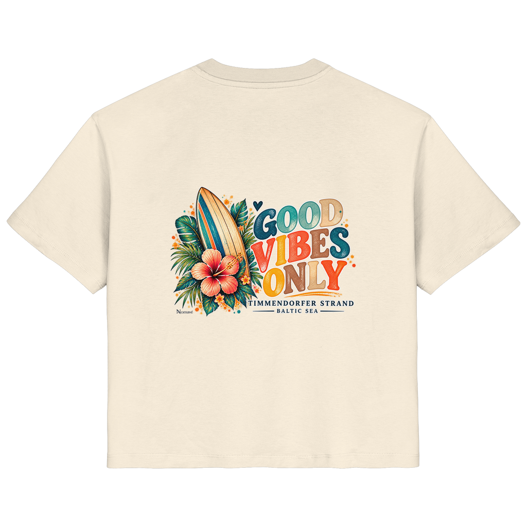 Original-Rückansicht 1: Damen Bio-T-Shirt in Natural Raw mit Timmendorfer-Surf-Vibes-Rückenprint, Surfboard, Hibiskusblüten und Baltic-Sea-Schriftzug.