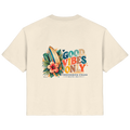 Original-Rückansicht 1: Damen Bio-T-Shirt in Natural Raw mit Timmendorfer-Surf-Vibes-Rückenprint, Surfboard, Hibiskusblüten und Baltic-Sea-Schriftzug.