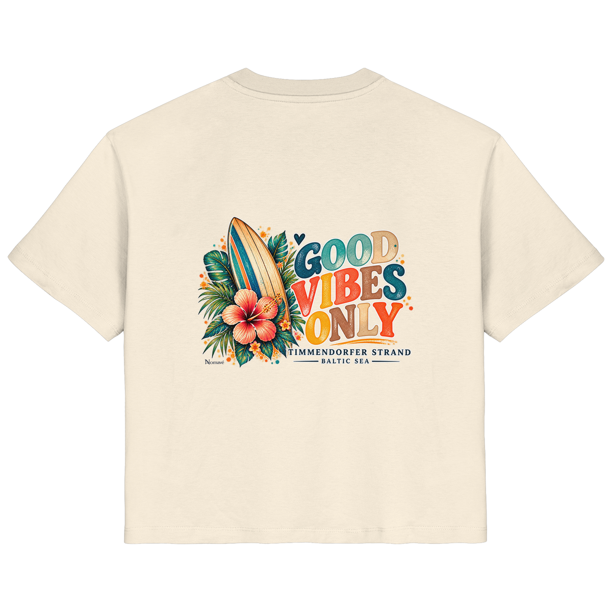 Original-Rückansicht 1: Damen Bio-T-Shirt in Natural Raw mit Timmendorfer-Surf-Vibes-Rückenprint, Surfboard, Hibiskusblüten und Baltic-Sea-Schriftzug.
