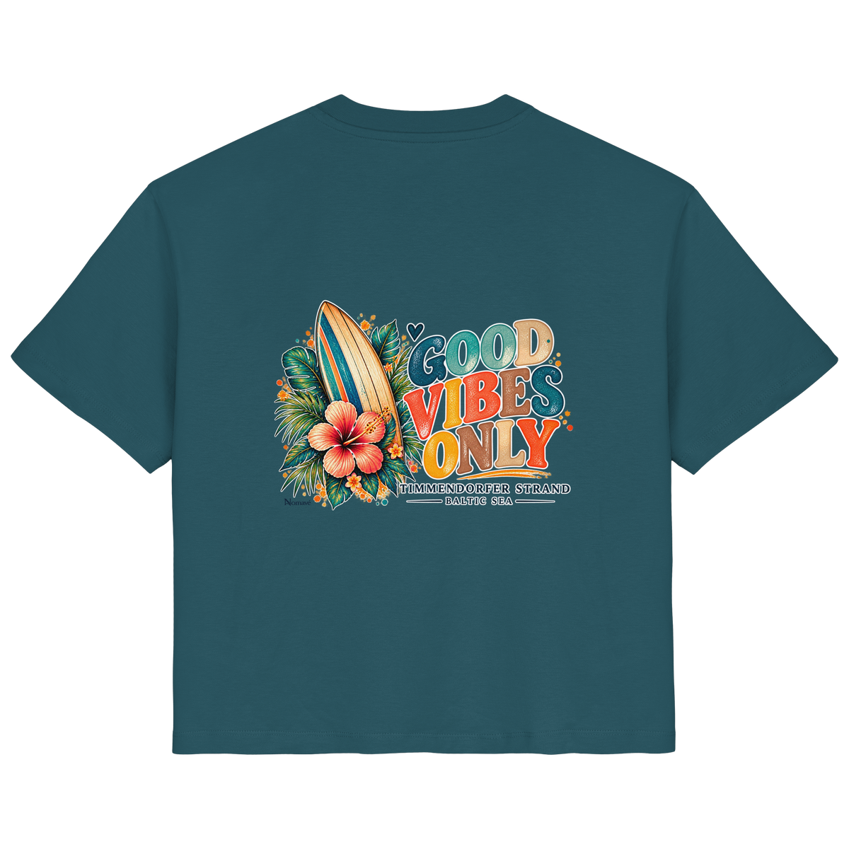 Original-Rückansicht 10: Damen Bio-T-Shirt in Stargazer mit Timmendorfer-Surf-Vibes-Rückenprint, Surfboard, Hibiskusblüten und Baltic-Sea-Schriftzug.