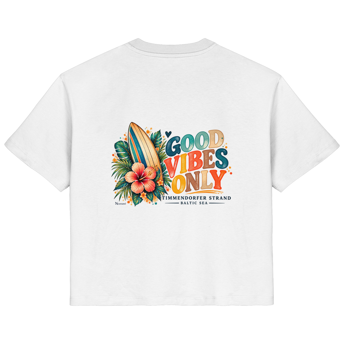 Original-Rückansicht 2: Damen Bio-T-Shirt in White mit Timmendorfer-Surf-Vibes-Rückenprint, Surfboard, Hibiskusblüten und Baltic-Sea-Schriftzug.