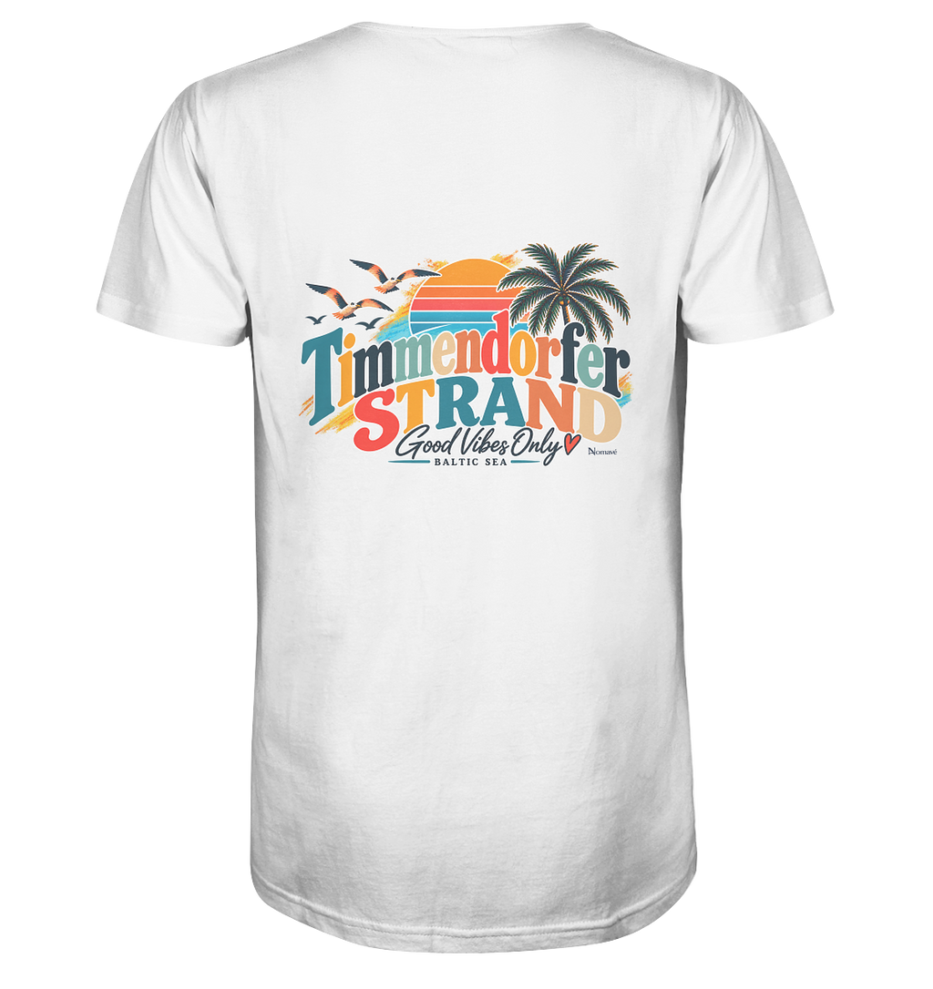 Weißes Herren-Bio-V-Neck-Shirt, Katalog-Rückansicht mit Timmendorfer-Strand-Good-Vibes-Only-Rückenprint aus Sonnenuntergang, Palmen und Möwen.