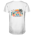 Weißes Herren-Bio-V-Neck-Shirt, Katalog-Rückansicht mit Timmendorfer-Strand-Good-Vibes-Only-Rückenprint aus Sonnenuntergang, Palmen und Möwen.
