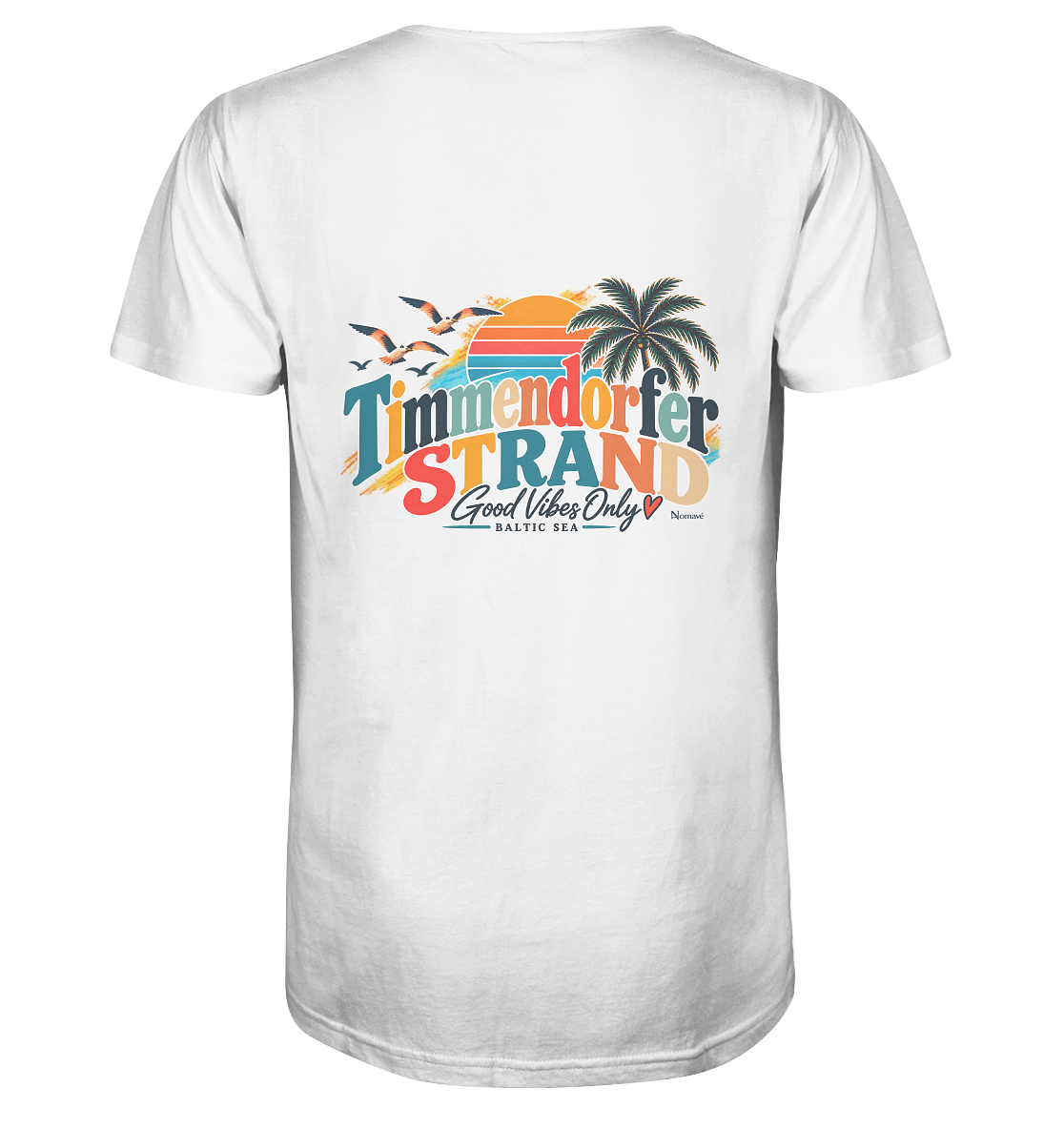 Weißes Herren-Bio-V-Neck-Shirt, Katalog-Rückansicht mit Timmendorfer-Strand-Good-Vibes-Only-Rückenprint aus Sonnenuntergang, Palmen und Möwen.