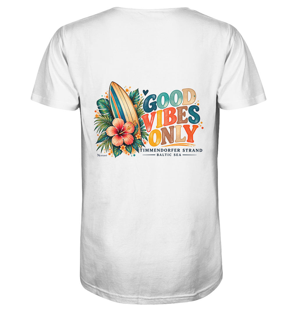 Original-Rückansicht 1: Herren Bio-V-Neck-Shirt in White mit Timmendorfer-Surf-Vibes-Rückenprint, Surfboard, Hibiskusblüten und Baltic-Sea-Schriftzug.