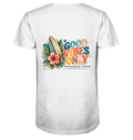 Original-Rückansicht 1: Herren Bio-V-Neck-Shirt in White mit Timmendorfer-Surf-Vibes-Rückenprint, Surfboard, Hibiskusblüten und Baltic-Sea-Schriftzug.