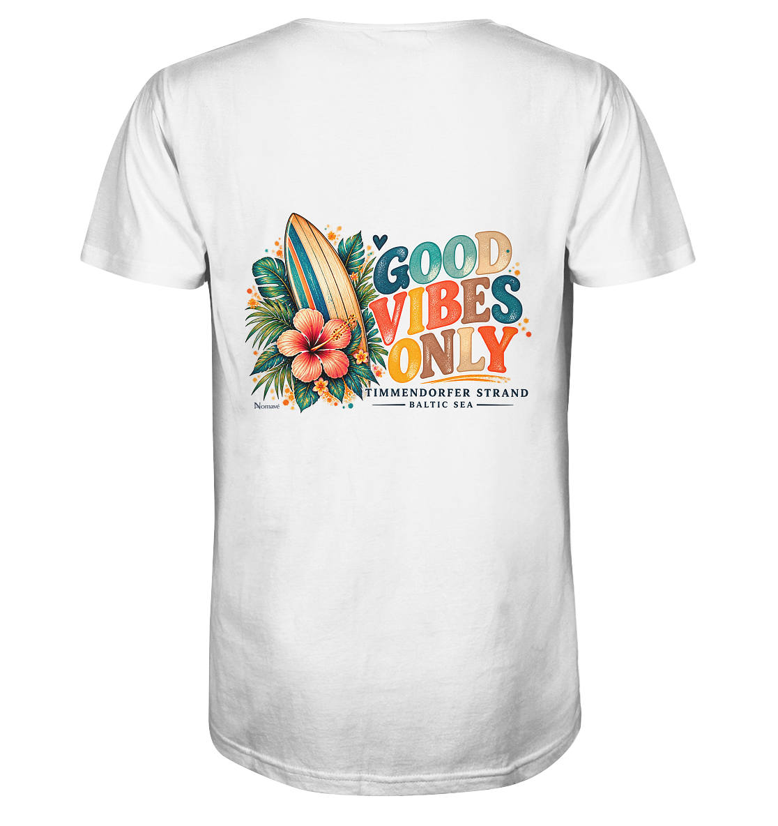 Original-Rückansicht 1: Herren Bio-V-Neck-Shirt in White mit Timmendorfer-Surf-Vibes-Rückenprint, Surfboard, Hibiskusblüten und Baltic-Sea-Schriftzug.