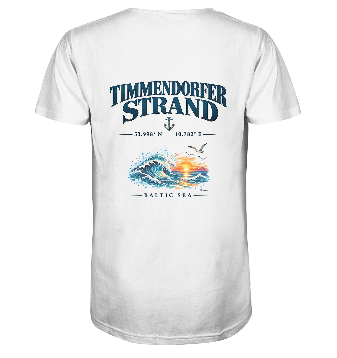Original-Mockup 1: Herren Bio-V-Neck-T-Shirt in White mit Timmendorfer Strand – Baltic Sea Backprint.