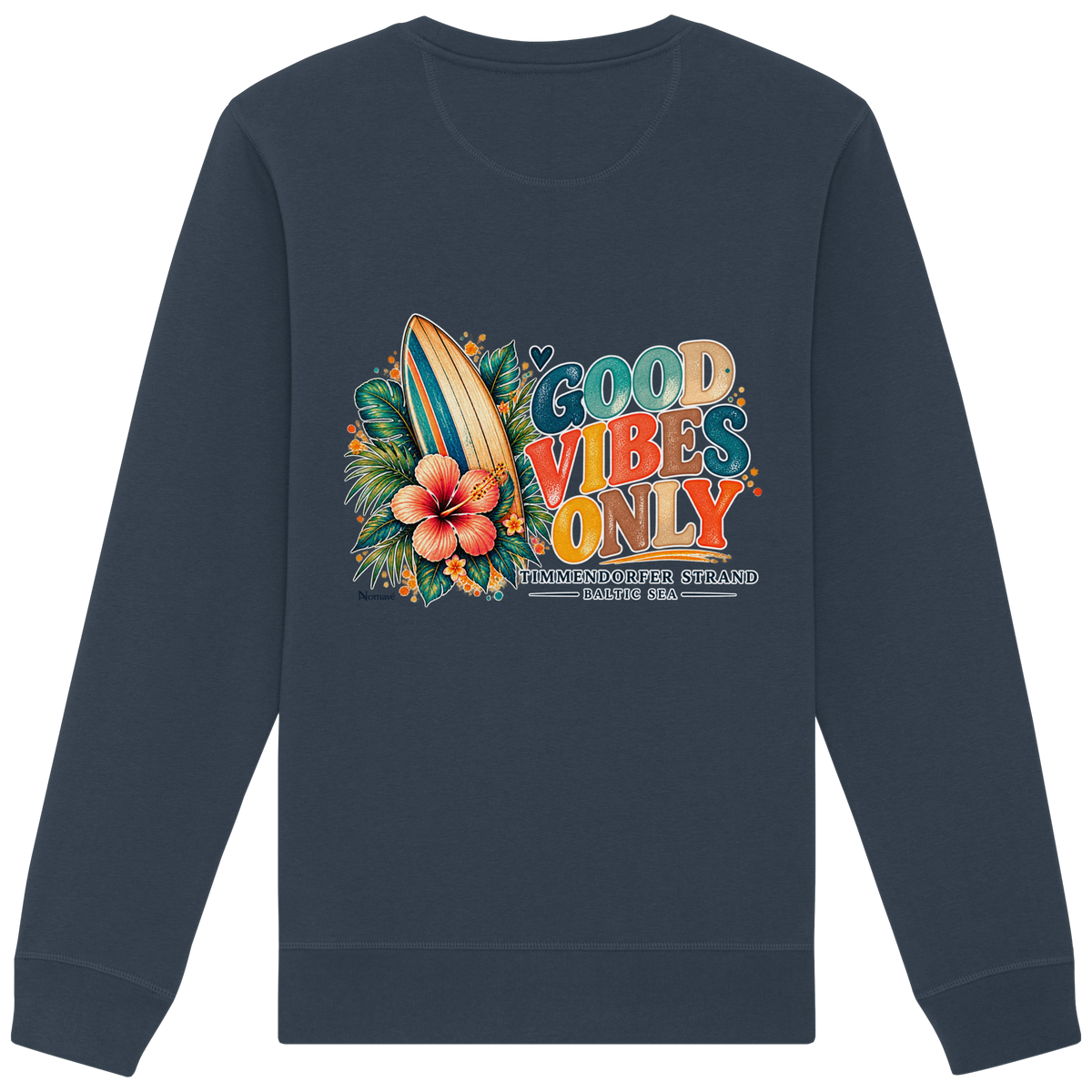 Rückansicht des Unisex-Sweatshirts in India Ink Grey mit Timmendorfer-Surf-Vibes-Rückenprint aus Surfboard, Hibiskusblüten und „Good Vibes Only“.