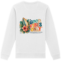 Rückansicht des Unisex-Sweatshirts in White mit Timmendorfer-Surf-Vibes-Rückenprint aus Surfboard, Hibiskusblüten und „Good Vibes Only“.