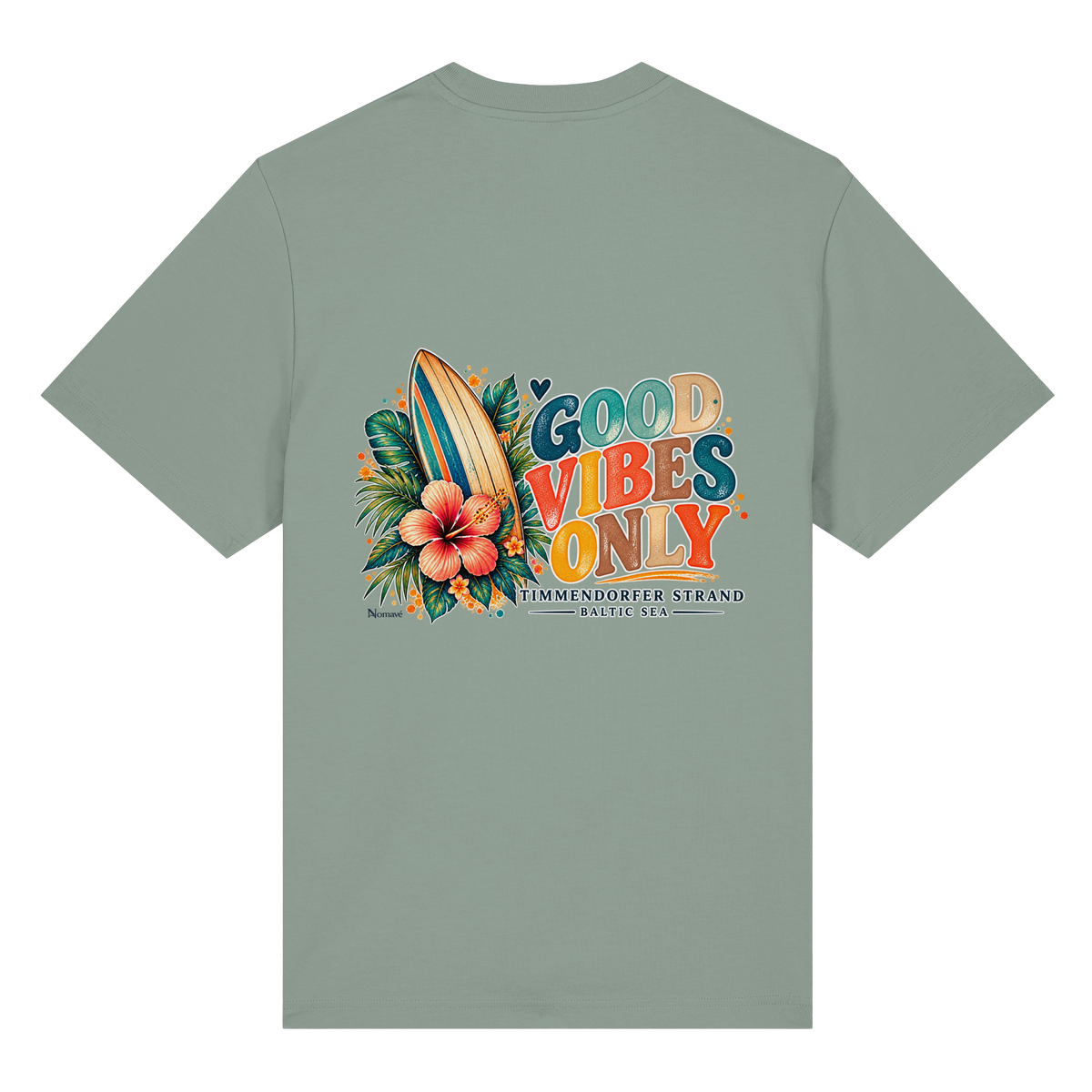 Original-Rückansicht 4: Unisex Bio-Heavy-T-Shirt in Aloe mit Timmendorfer-Surf-Vibes-Rückenprint, Surfboard, Hibiskusblüten und Baltic-Sea-Schriftzug.