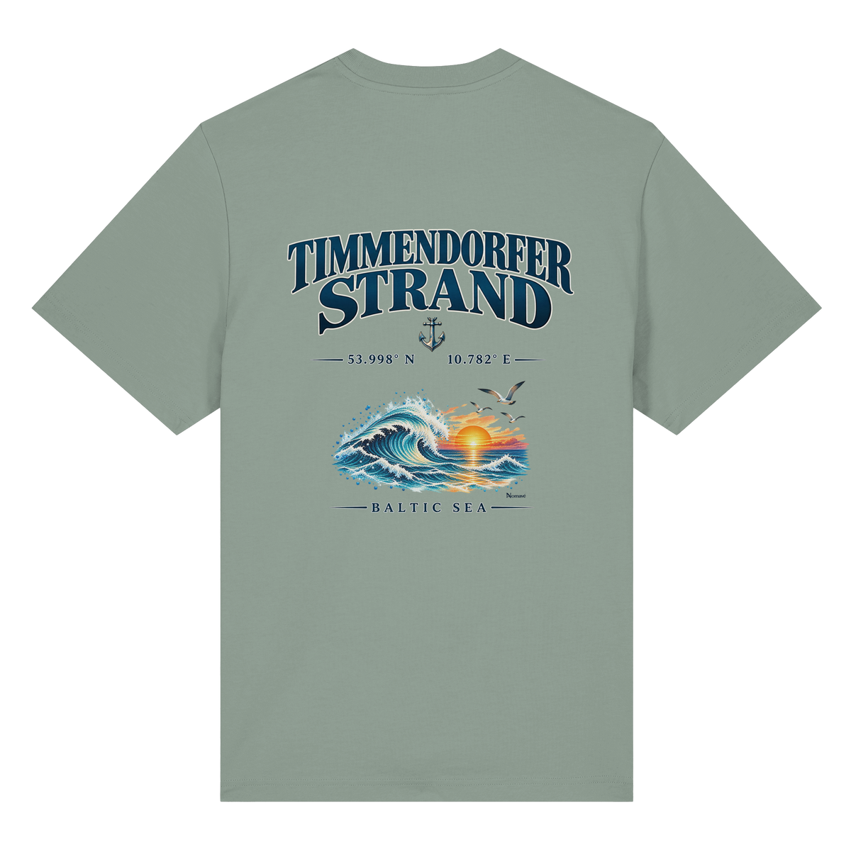 Original-Mockup 3: Unisex Bio-Heavy-T-Shirt in Aloe mit Timmendorfer Strand – Baltic Sea Backprint.