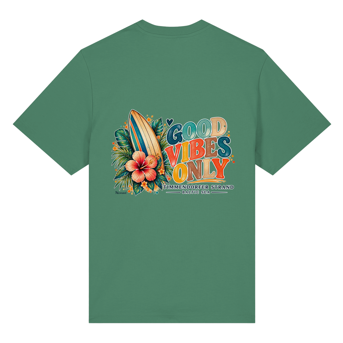 Original-Rückansicht 8: Unisex Bio-Heavy-T-Shirt in Green Bay mit Timmendorfer-Surf-Vibes-Rückenprint, Surfboard, Hibiskusblüten und Baltic-Sea-Schriftzug.
