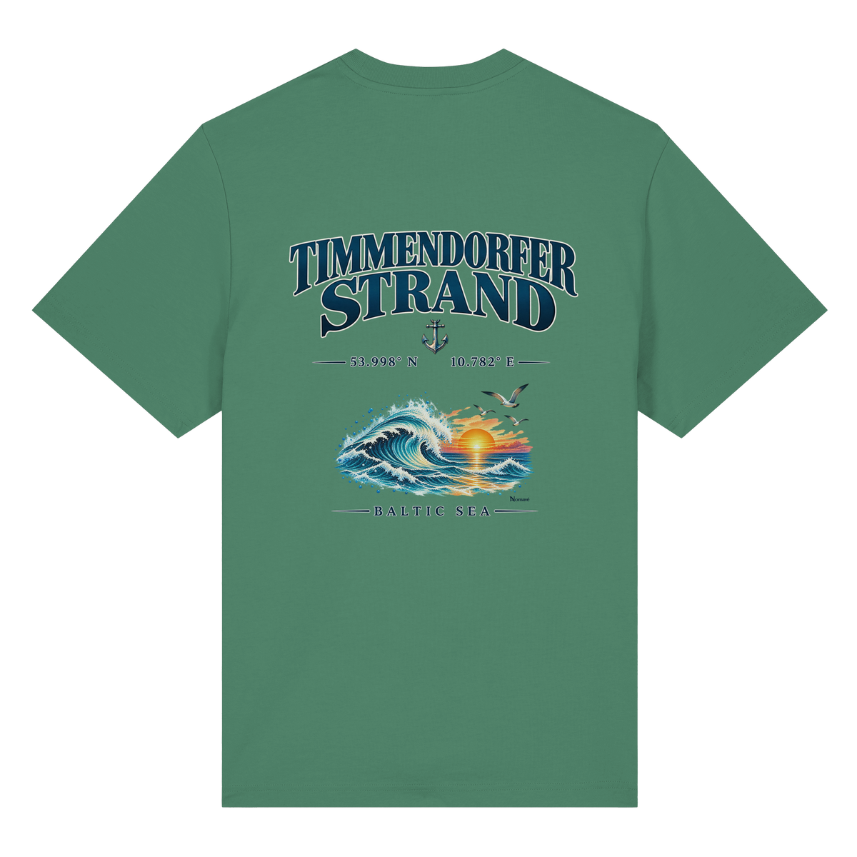 Original-Mockup 11: Unisex Bio-Heavy-T-Shirt in Green Bay mit Timmendorfer Strand – Baltic Sea Backprint.