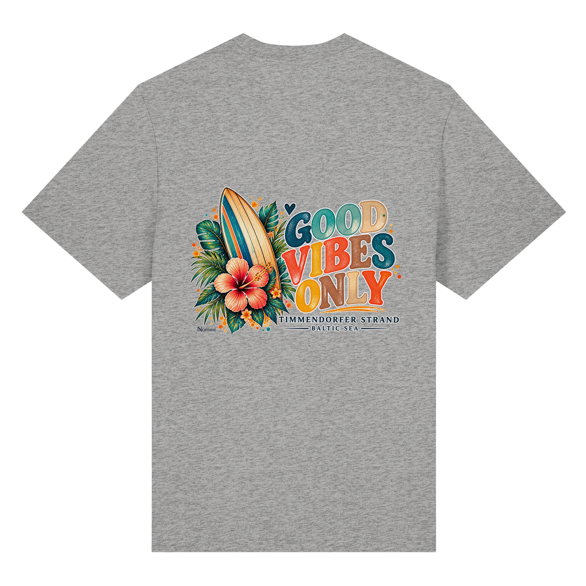 Original-Rückansicht 3: Unisex Bio-Heavy-T-Shirt in Heather Grey mit Timmendorfer-Surf-Vibes-Rückenprint, Surfboard, Hibiskusblüten und Baltic-Sea-Schriftzug.