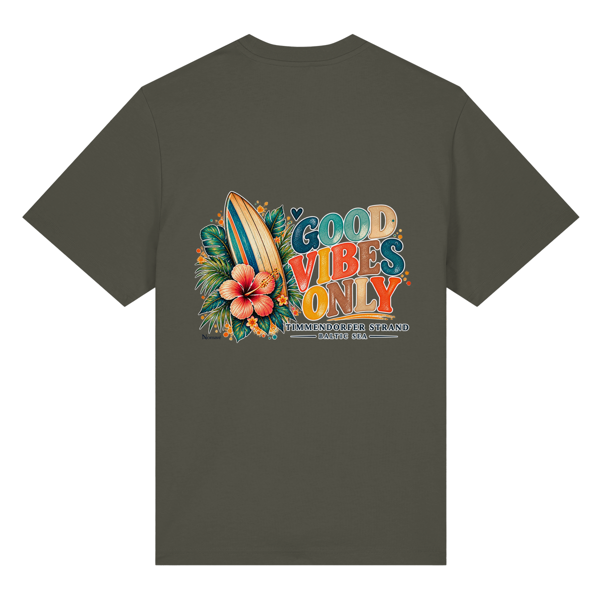 Original-Rückansicht 6: Unisex Bio-Heavy-T-Shirt in Khaki mit Timmendorfer-Surf-Vibes-Rückenprint, Surfboard, Hibiskusblüten und Baltic-Sea-Schriftzug.