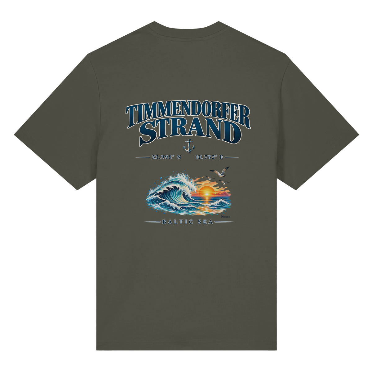 Original-Mockup 4: Unisex Bio-Heavy-T-Shirt in Khaki mit Timmendorfer Strand – Baltic Sea Backprint.