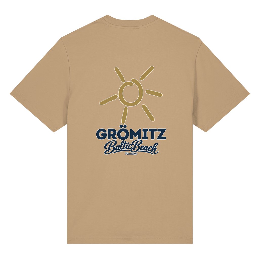 Grömitz Sonne Bio-Heavy T-Shirt Baltic Beach mit Rückendruck in Latte – Shirtigo-Originalmockup 10