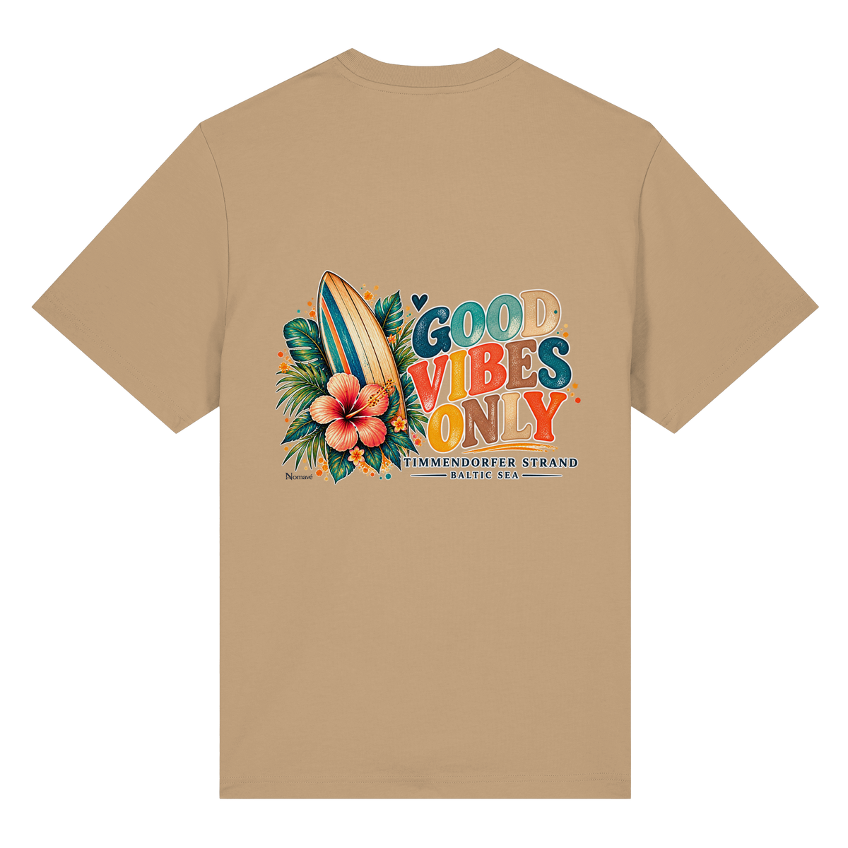 Original-Rückansicht 5: Unisex Bio-Heavy-T-Shirt in Latte mit Timmendorfer-Surf-Vibes-Rückenprint, Surfboard, Hibiskusblüten und Baltic-Sea-Schriftzug.