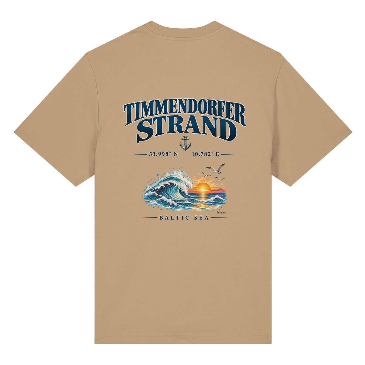 Original-Mockup 6: Unisex Bio-Heavy-T-Shirt in Latte mit Timmendorfer Strand – Baltic Sea Backprint.