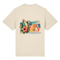 Original-Rückansicht 1: Unisex Bio-Heavy-T-Shirt in Natural Raw mit Timmendorfer-Surf-Vibes-Rückenprint, Surfboard, Hibiskusblüten und Baltic-Sea-Schriftzug.