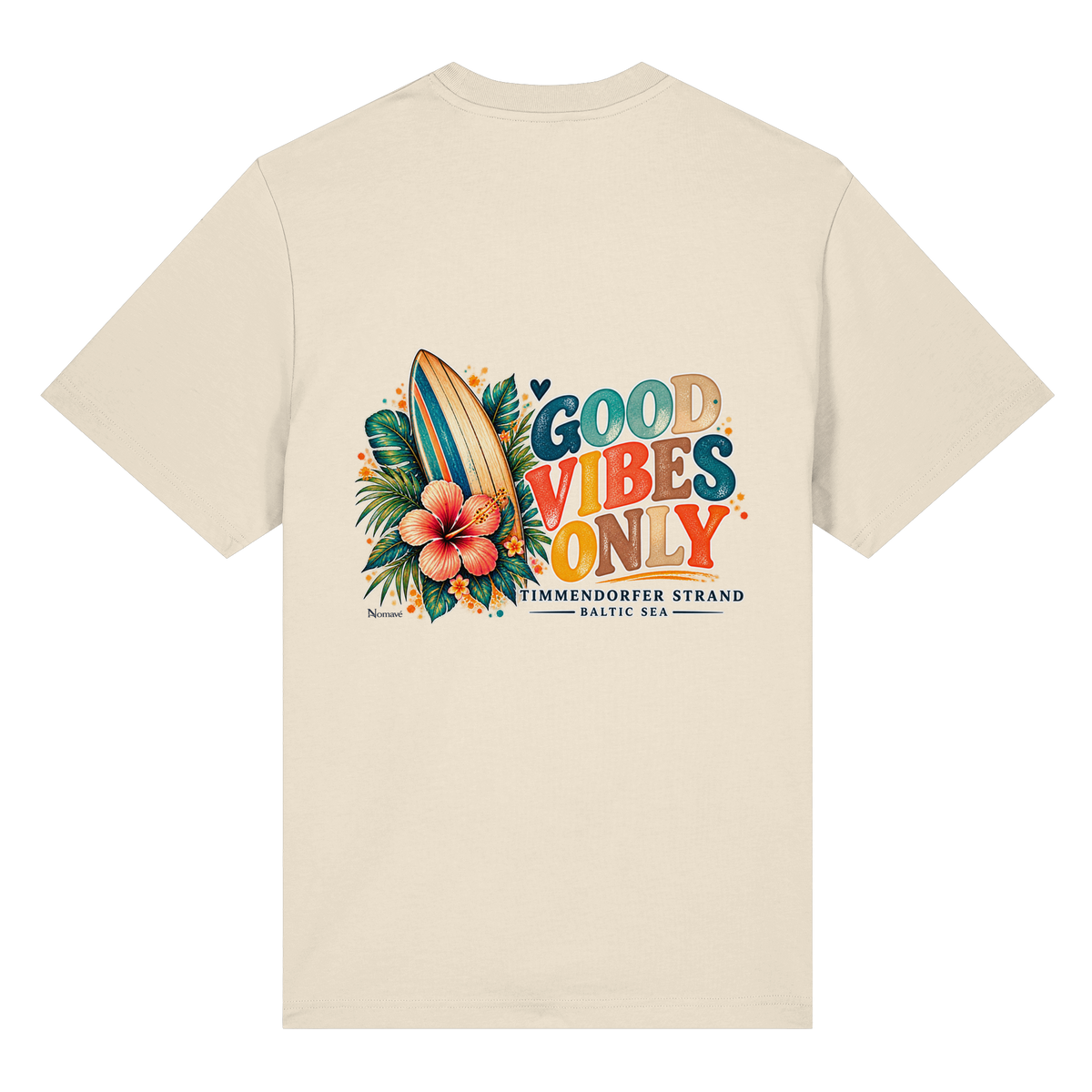 Original-Rückansicht 1: Unisex Bio-Heavy-T-Shirt in Natural Raw mit Timmendorfer-Surf-Vibes-Rückenprint, Surfboard, Hibiskusblüten und Baltic-Sea-Schriftzug.