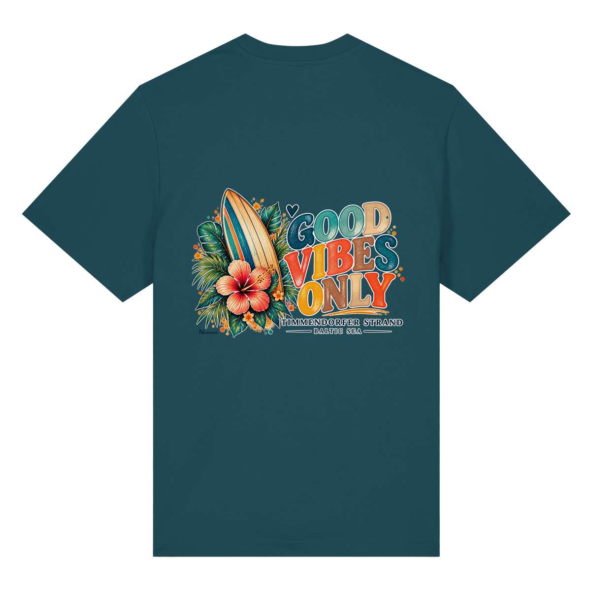 Original-Rückansicht 9: Unisex Bio-Heavy-T-Shirt in Stargazer mit Timmendorfer-Surf-Vibes-Rückenprint, Surfboard, Hibiskusblüten und Baltic-Sea-Schriftzug.