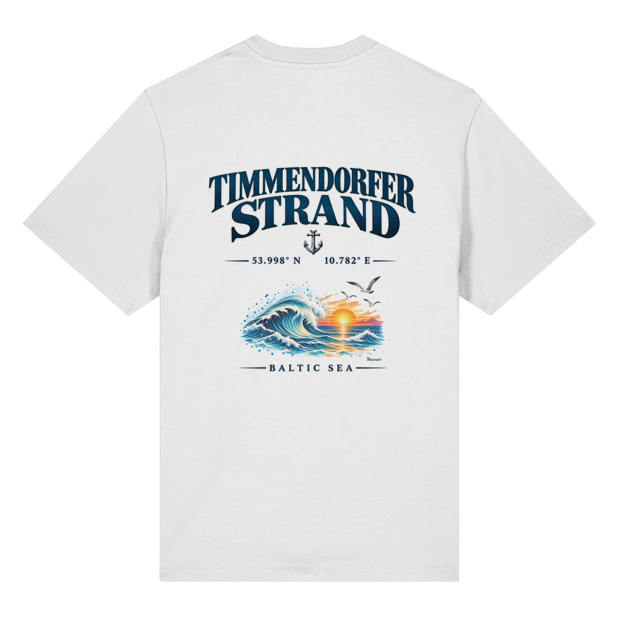Original-Mockup 12: Unisex Bio-Heavy-T-Shirt in White mit Timmendorfer Strand – Baltic Sea Backprint.