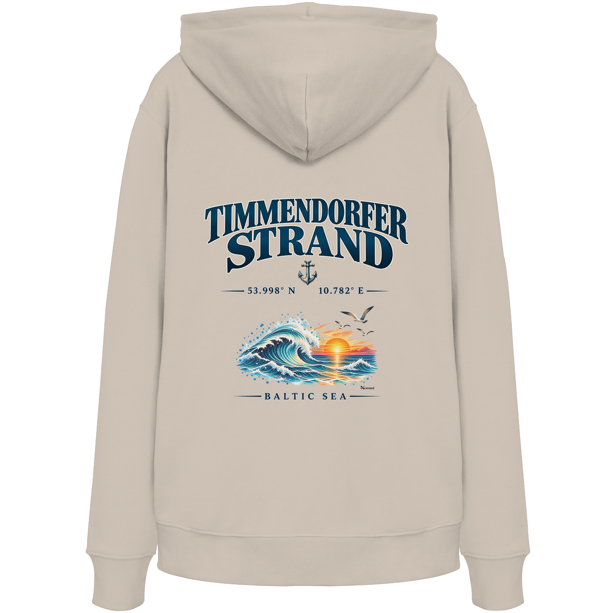 Original-Mockup 4: Unisex Bio-Hoodie in Desert Dust mit Timmendorfer Strand – Baltic Sea Backprint.