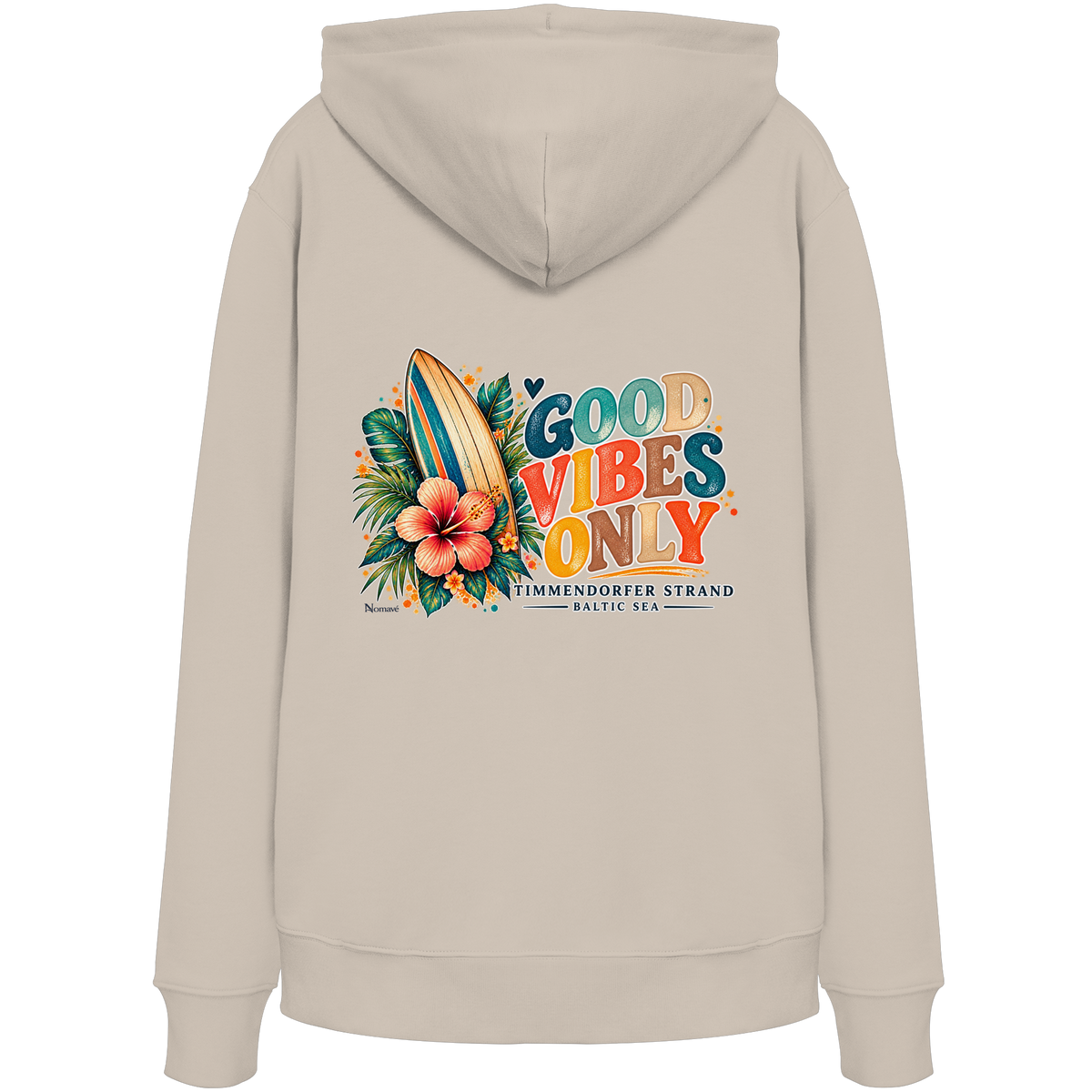 Original-Rückansicht 5: Unisex Bio-Hoodie in Desert Dust mit Timmendorfer-Surf-Vibes-Rückenprint, Surfboard, Hibiskusblüten und Baltic-Sea-Schriftzug.