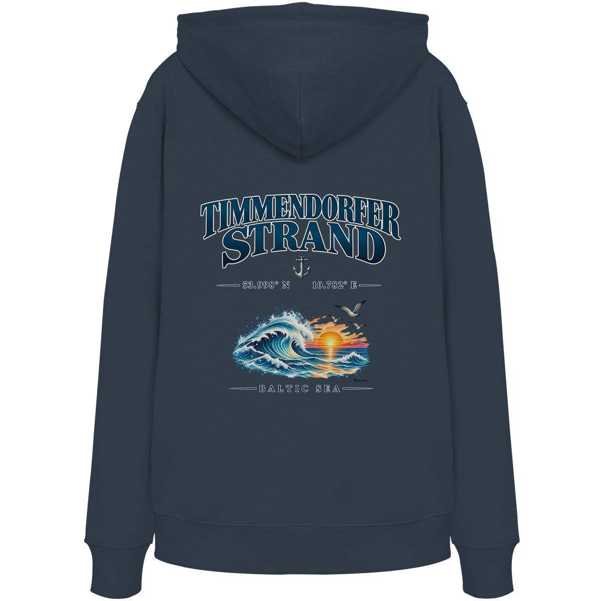 Original-Mockup 5: Unisex Bio-Hoodie in India Ink Grey mit Timmendorfer Strand – Baltic Sea Backprint.
