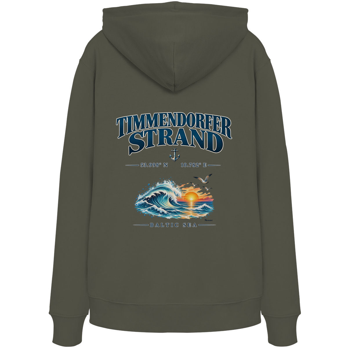 Original-Mockup 11: Unisex Bio-Hoodie in Khaki mit Timmendorfer Strand – Baltic Sea Backprint.