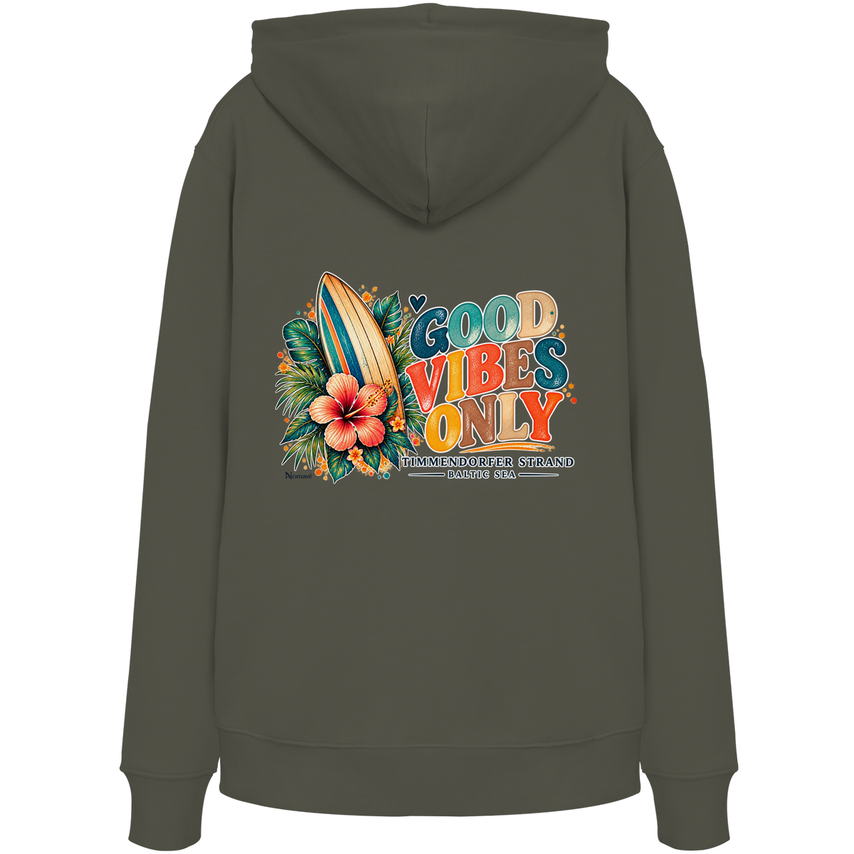 Original-Rückansicht 9: Unisex Bio-Hoodie in Khaki mit Timmendorfer-Surf-Vibes-Rückenprint, Surfboard, Hibiskusblüten und Baltic-Sea-Schriftzug.