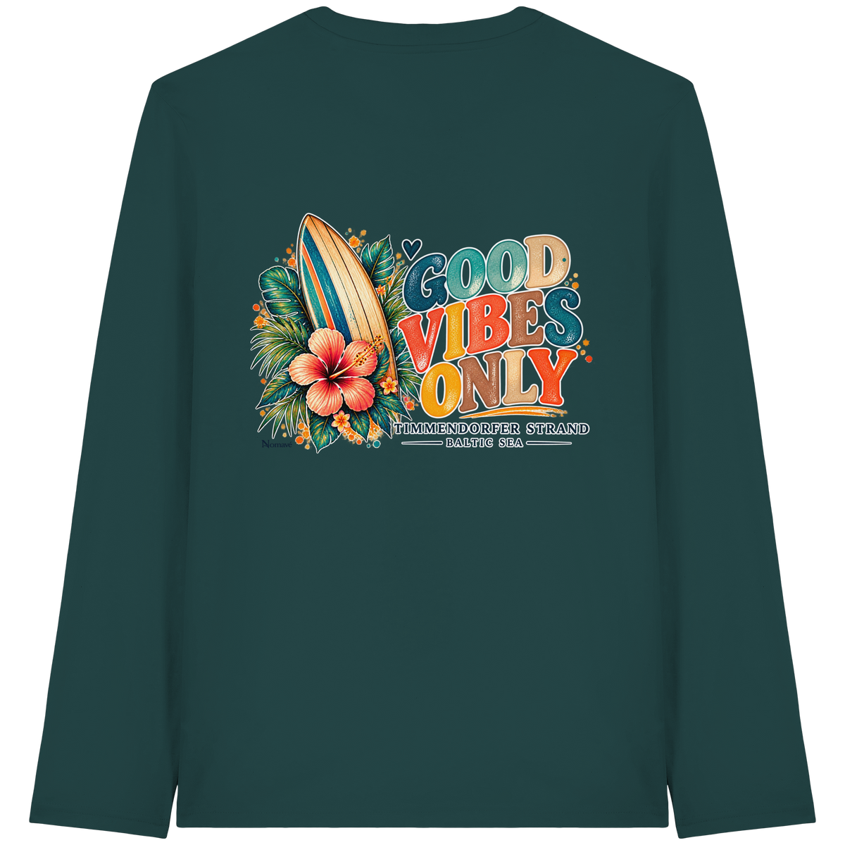 Original-Rückansicht 3: Unisex Bio-Langarmshirt in Glazed Green mit Timmendorfer-Surf-Vibes-Rückenprint, Surfboard, Hibiskusblüten und Baltic-Sea-Schriftzug.