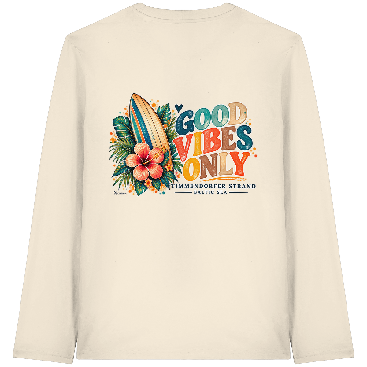 Original-Rückansicht 1: Unisex Bio-Langarmshirt in Natural Raw mit Timmendorfer-Surf-Vibes-Rückenprint, Surfboard, Hibiskusblüten und Baltic-Sea-Schriftzug.