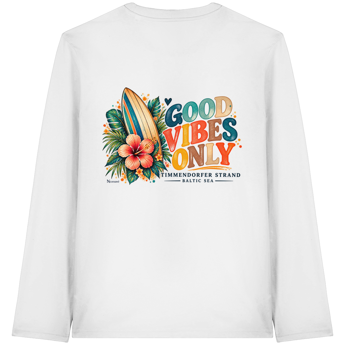 Original-Rückansicht 2: Unisex Bio-Langarmshirt in White mit Timmendorfer-Surf-Vibes-Rückenprint, Surfboard, Hibiskusblüten und Baltic-Sea-Schriftzug.
