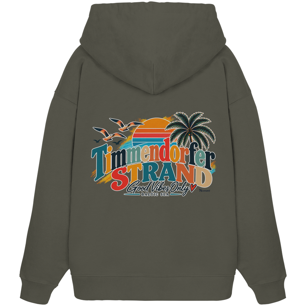 Timmendorfer Strand – Good Vibes Only – Bio Oversize-Hoodie mit Rückenprint – Khaki; originales Katalogmockup der Rückansicht mit Rückenprint.