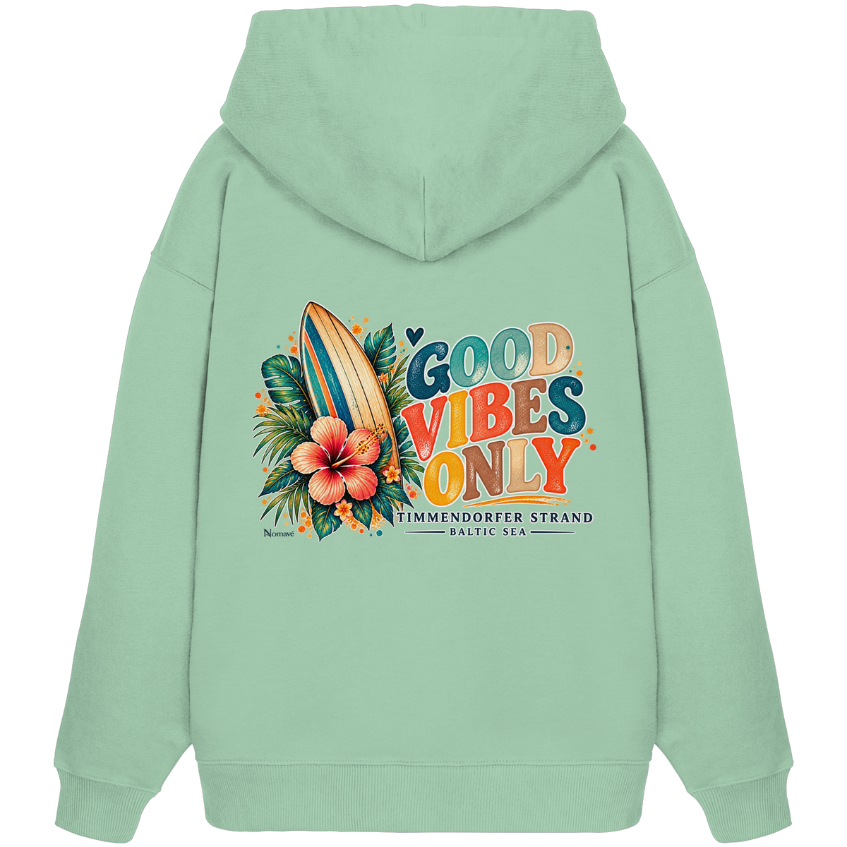 Rückansicht des Unisex-Oversize-Hoodies in Misty Jade mit Timmendorfer-Surf-Vibes-Rückenprint aus Surfboard, Hibiskus und „Good Vibes Only“.