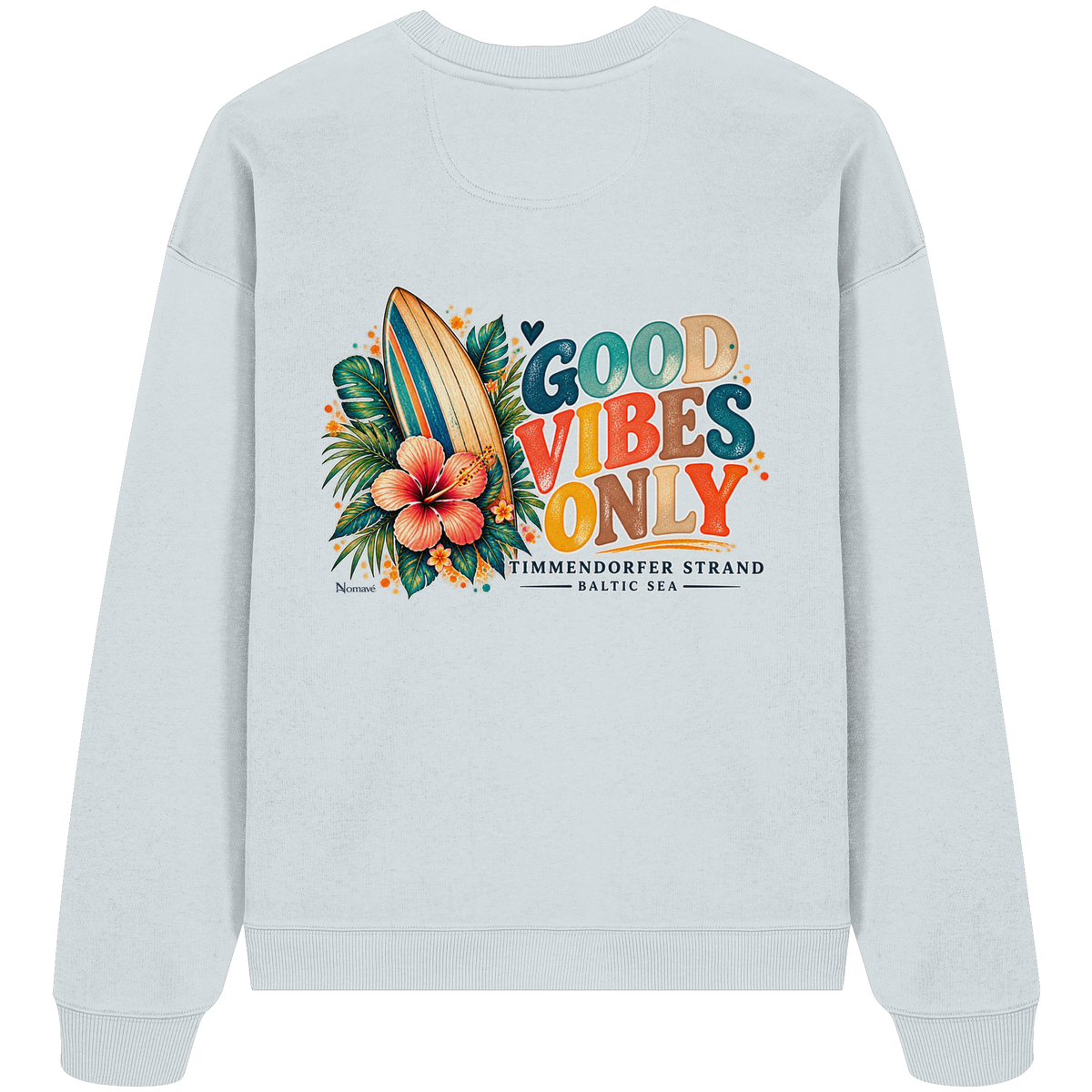 Rückansicht des Oversize-Sweatshirts in Blue Ice mit Timmendorfer-Surf-Vibes-Rückenprint aus Surfboard, Hibiskus und „Good Vibes Only“.
