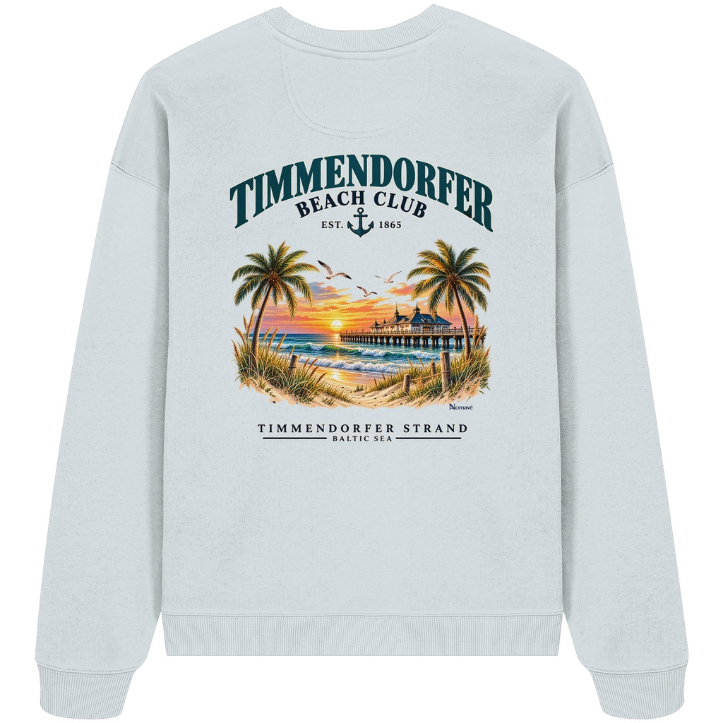 Original-Produktmockup: Unisex-Bio-Oversize-Sweatshirt in Blue Ice, Rückansicht mit Timmendorfer-Beach-Club-Motiv und dem Schriftzug Timmendorfer Strand – Baltic Sea.