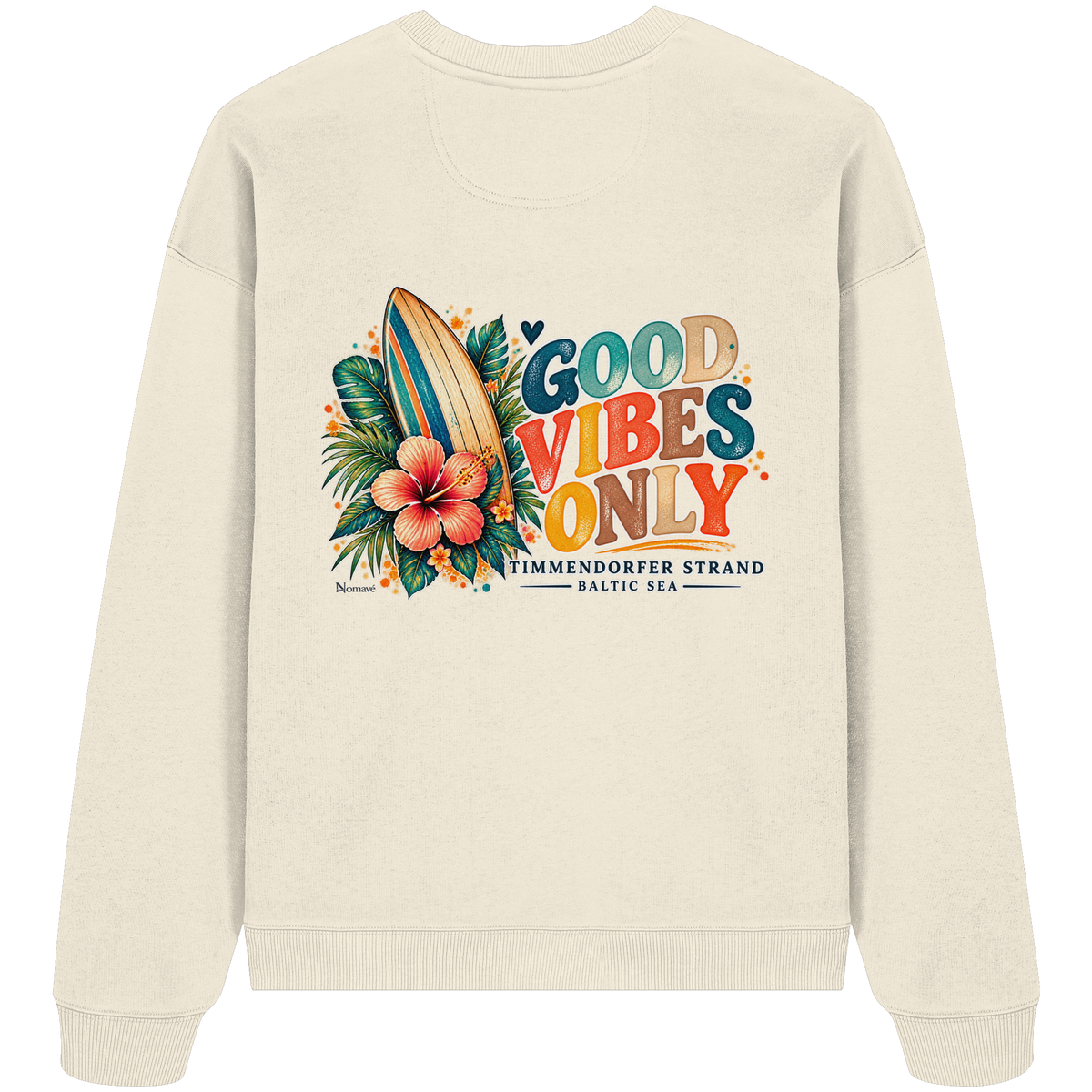 Rückansicht des Oversize-Sweatshirts in Cream mit Timmendorfer-Surf-Vibes-Rückenprint aus Surfboard, Hibiskus und „Good Vibes Only“.