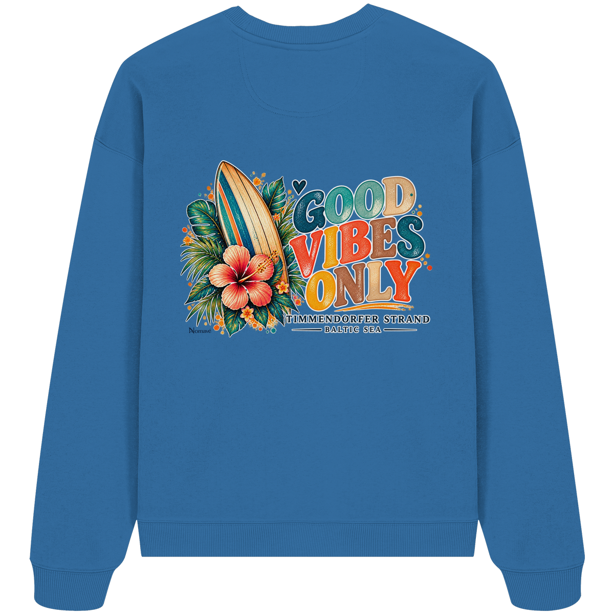 Rückansicht des Oversize-Sweatshirts in Mindful Blue mit Timmendorfer-Surf-Vibes-Rückenprint aus Surfboard, Hibiskus und „Good Vibes Only“.