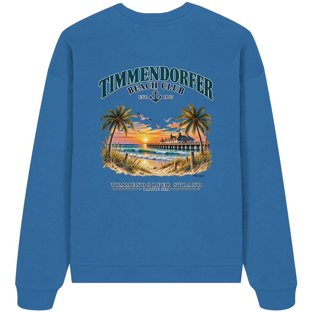Original-Produktmockup: Unisex-Bio-Oversize-Sweatshirt in Mindful Blue, Rückansicht mit Timmendorfer-Beach-Club-Motiv und dem Schriftzug Timmendorfer Strand – Baltic Sea.