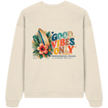 Rückansicht des Oversize-Sweatshirts in Natural Raw mit Timmendorfer-Surf-Vibes-Rückenprint aus Surfboard, Hibiskus und „Good Vibes Only“.