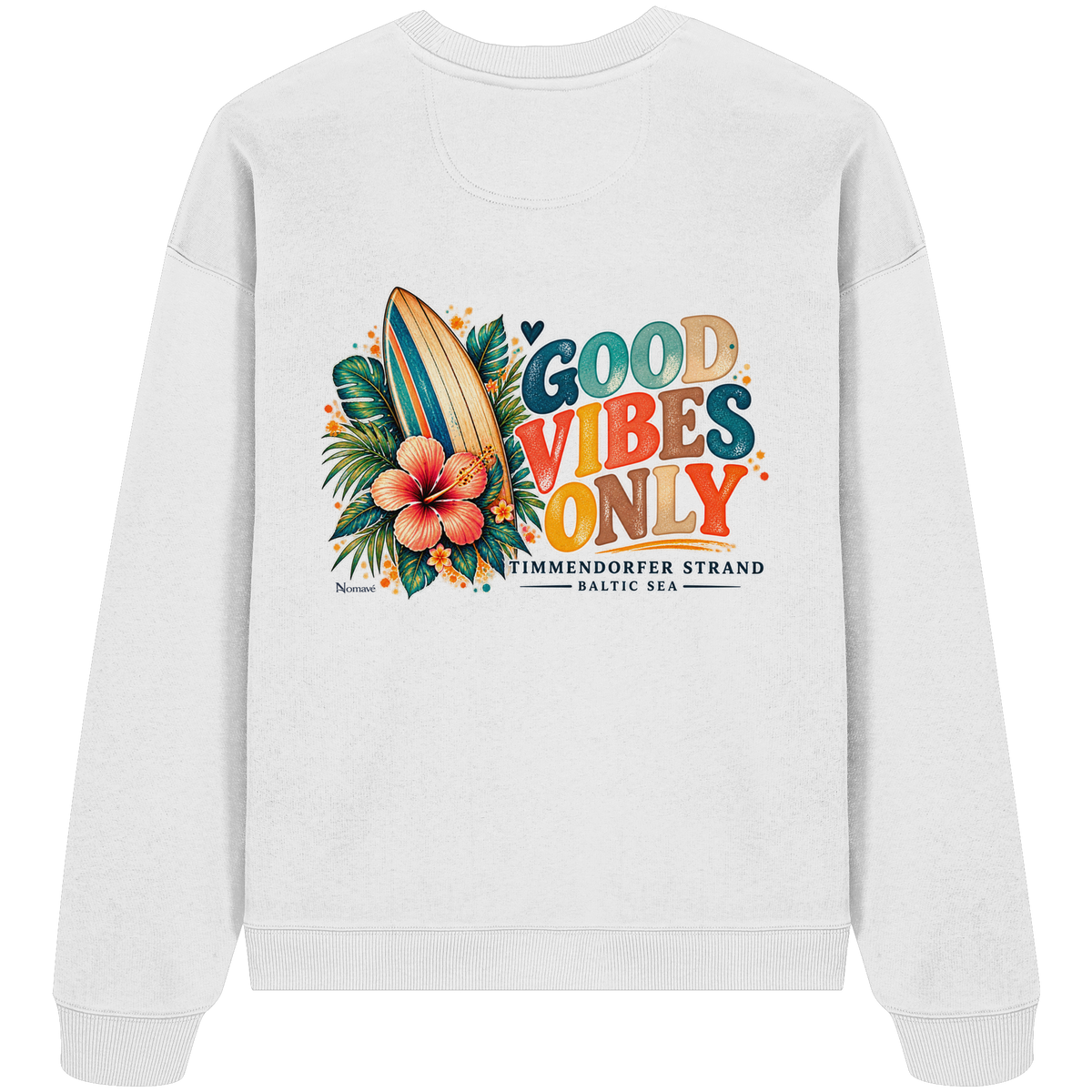 Rückansicht des Oversize-Sweatshirts in White mit Timmendorfer-Surf-Vibes-Rückenprint aus Surfboard, Hibiskus und „Good Vibes Only“.
