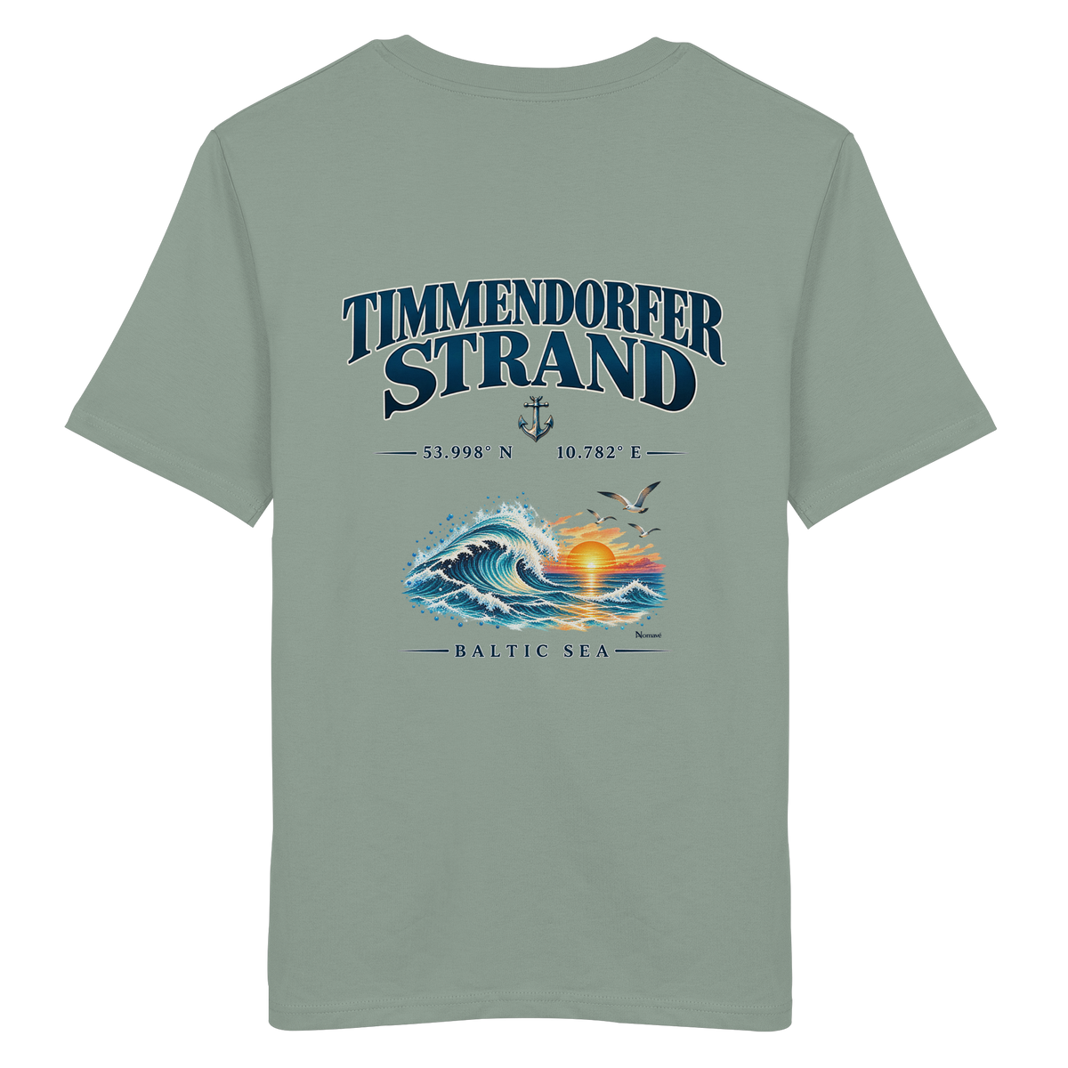 Original-Mockup des Unisex Bio-T-Shirts in Aloe mit Timmendorfer Strand – Baltic Sea Backprint.