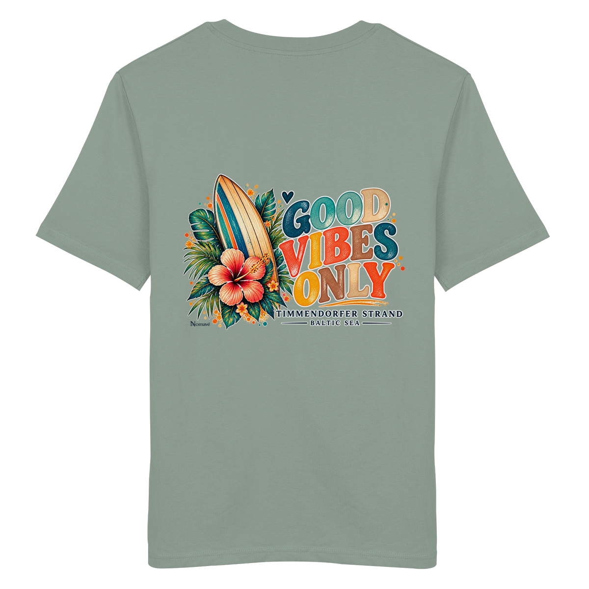 Original-Rückansicht 7: Unisex Bio-T-Shirt in Aloe mit Timmendorfer-Surf-Vibes-Rückenprint, Surfboard, Hibiskusblüten und Baltic-Sea-Schriftzug.