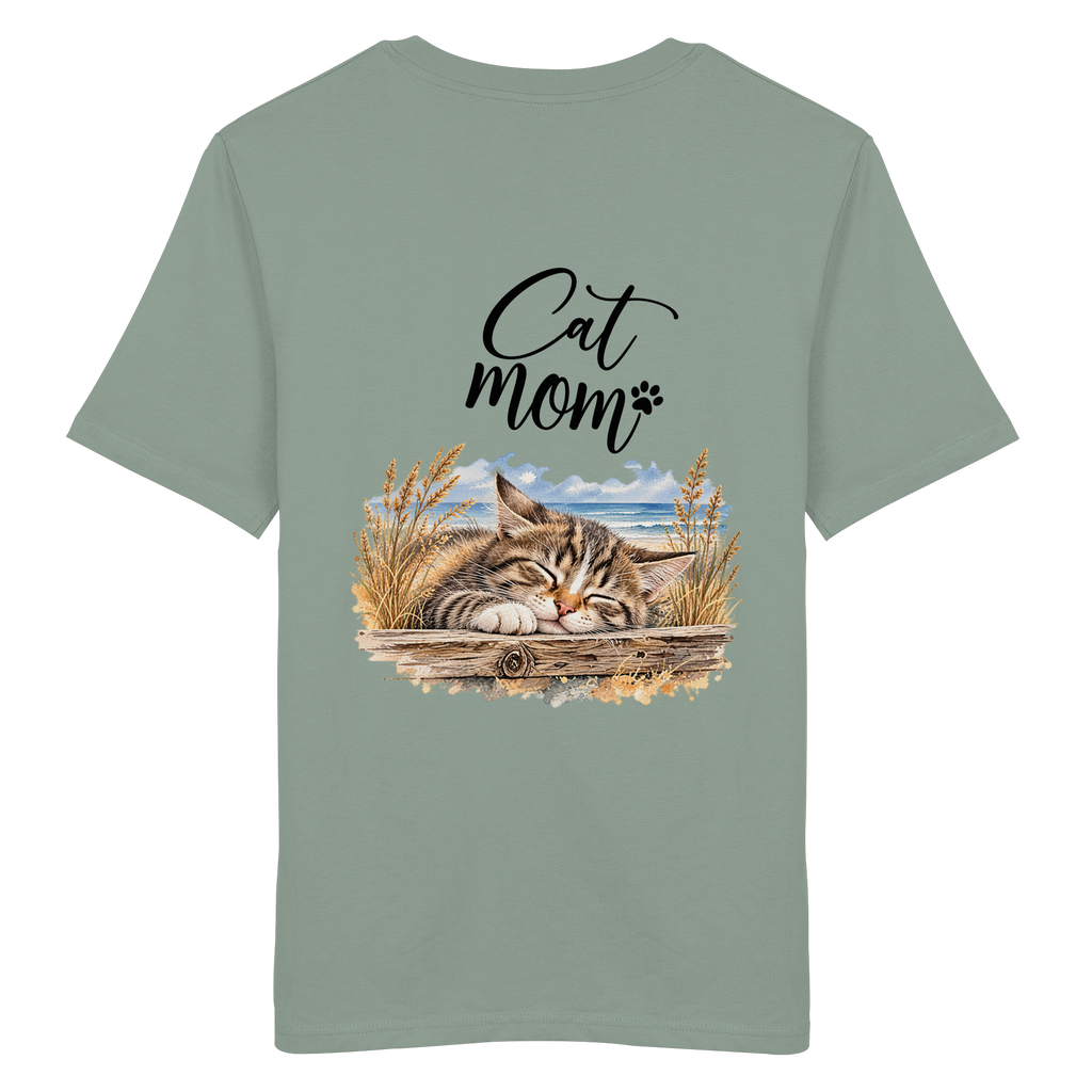 Cat Mom Unisex Bio-T-Shirt in Aloe – Original-Mockup 2 mit schlafender Katze, Küstenmotiv und Schriftzug als Rückenprint.